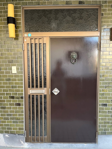 従来の古い玄関扉